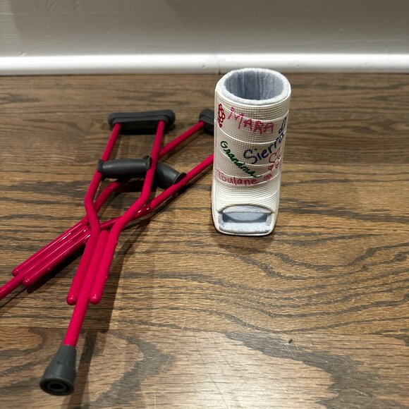 American Girl Doll McKenna Cast & Crutches set - Picture 2 of 6